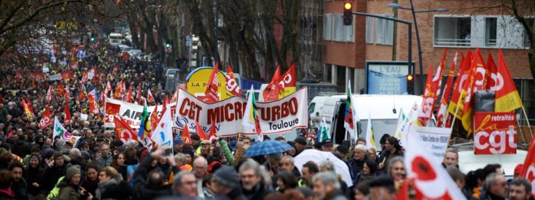 La manifestation des syndicats et des “gilets jaunes” a rassemblé 300 000 personnes selon la CGT, 137 200 selon le gouvernement
