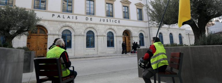 Une soixantaine d’avocats dénoncent les “dérives” dans le traitement judiciaire des “gilets jaunes”