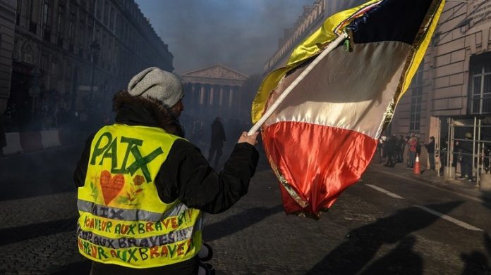 gilets jaunes strike