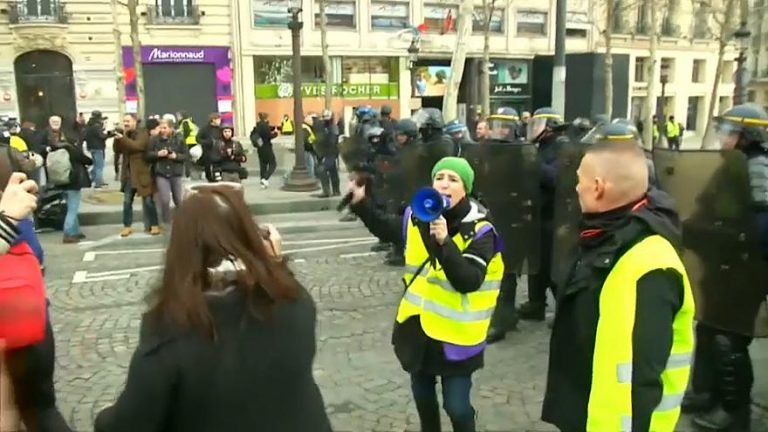 France Police prevent French yellow vests crossing into Italy