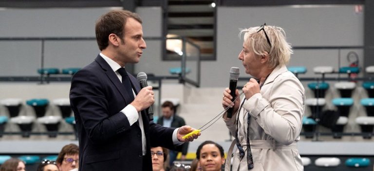VIDEO. En plein débat à Pessac, une femme offre un collier avec un mini gilet jaune à Emmanuel Macron
