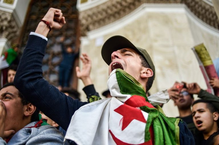 Révolte en Algérie : l’appel de Mohammed Harbi et Nedjib Sidi Moussa