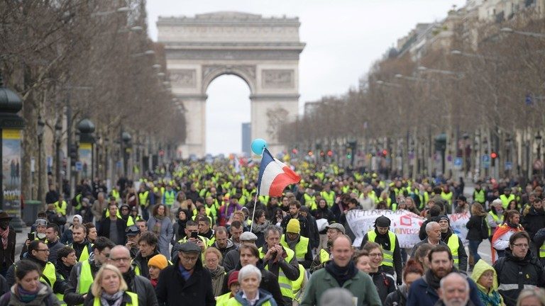 Tear gas vs flowers: Yellow Vests march through Paris for 16th week in a row