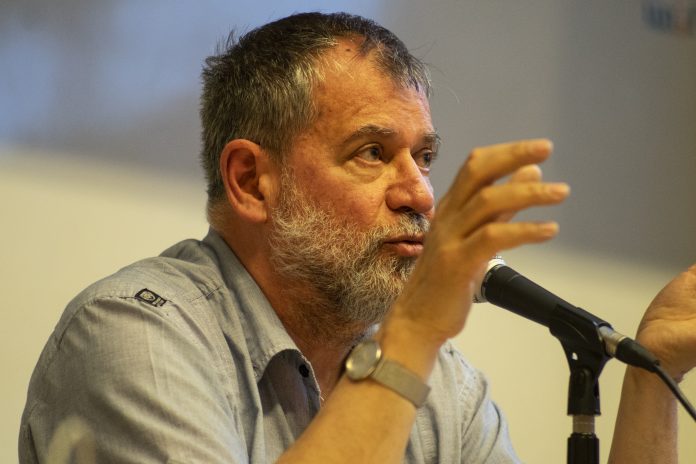 « Le capitalisme médical a intérêt à ce que les médecins aient peur » – Entretien avec Martin Winckler