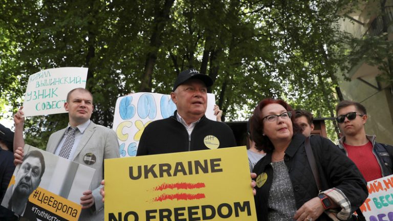 Une «honte» pour l’Ukraine : le journaliste russe incarcéré Kirill Vychinsky plaide non-coupable