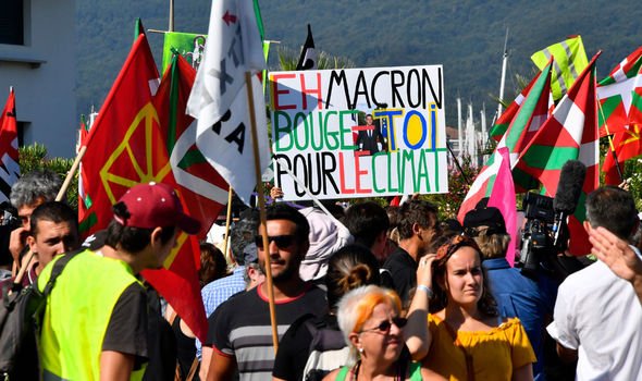Yellow vests protest hits Paris as G7 summit kicks off in Biarritz
