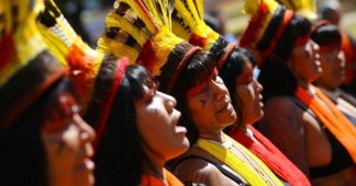 Brésil: les femmes indigènes manifestent contre la politique de Bolsonaro