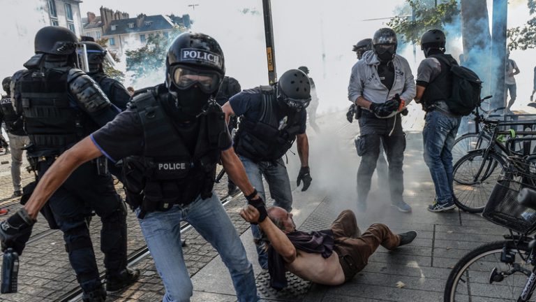 L’image d’un policier semblant étrangler un homme a bien été prise à Nantes lors d’une manifestation