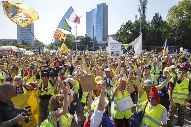 Second ‘yellow vests’ protest in Geneva draws several hundred