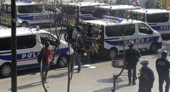 “Étranglé jusqu’à l’étouffement par la BAC” : une nouvelle vidéo contredit la version policière