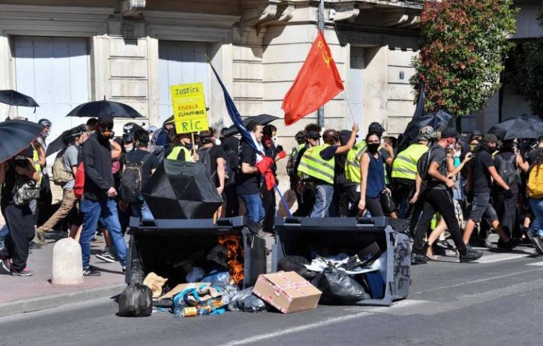 Les Gilets jaunes manifestent en France pour l’acte 43, premiers heurts