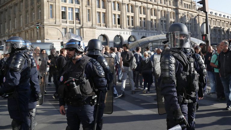 Undaunted pianist plays on as riot police pursue Yellow Vests through Paris train station