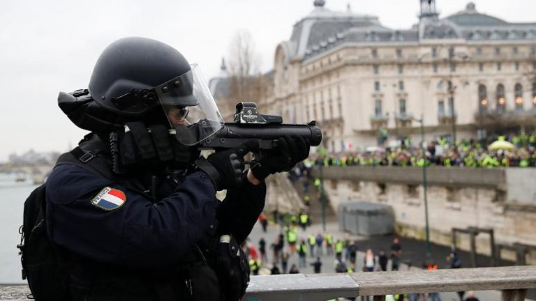 France Gilets jaunes: growing calls for Flash Ball riot control guns to be banned in France