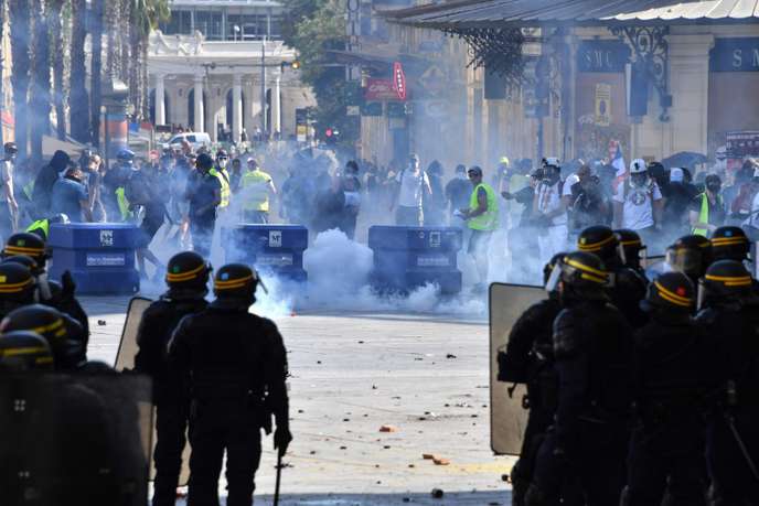 « Gilets jaunes » : des heurts lors de manifestations à Rouen et à Montpellier