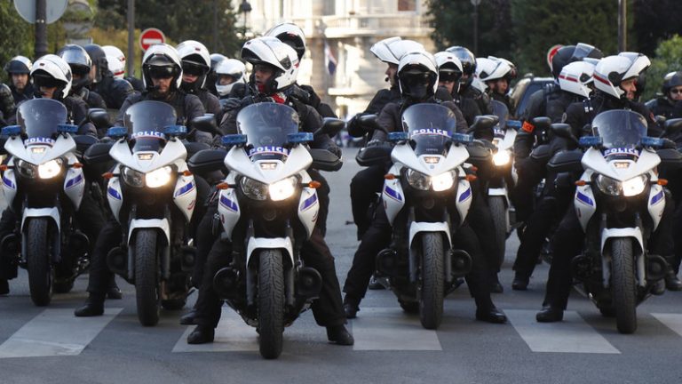 Poursuivi pour «outrage et rébellion», le policier Gilet jaune est suspendu de son service