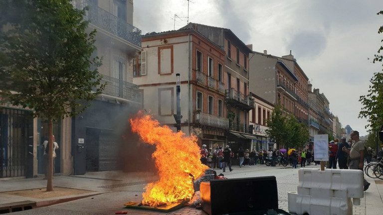 Police TEAR GAS Yellow Vest protesters in Toulouse during 48th week of mass demonstrations