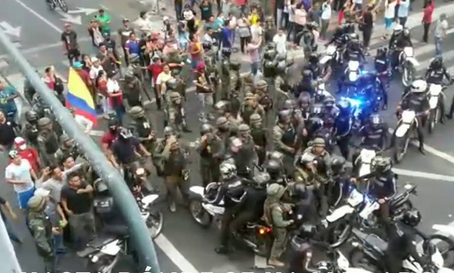 Equador: Τhe army joins the protesters against the police