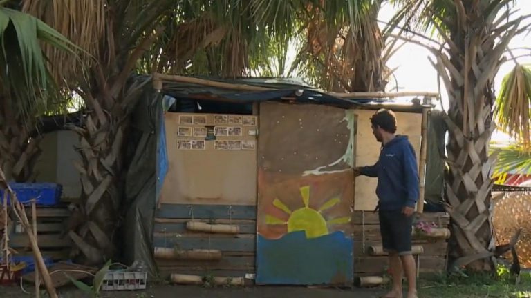 La Réunion : des “gilets jaunes” vivent sur un rond-point