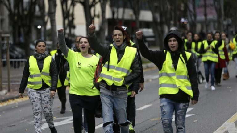 Femmes en jaune
