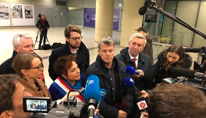 A Paris, des partis de gauche viennent soutenir la grève en gare de Lyon