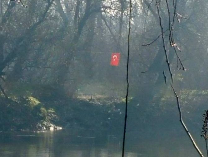 Des soldats turcs lèvent le drapeau sur un îlot grec de la rivière Evros pour provoquer un incident