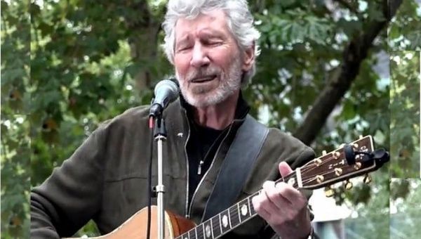 Roger Waters Plays ‘Wish You Were Here’ Live in Support of Assange