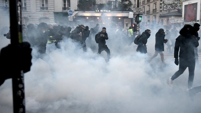 Tear gas vs rocks: Anti-pension reform & Yellow Vests protests get heated in France