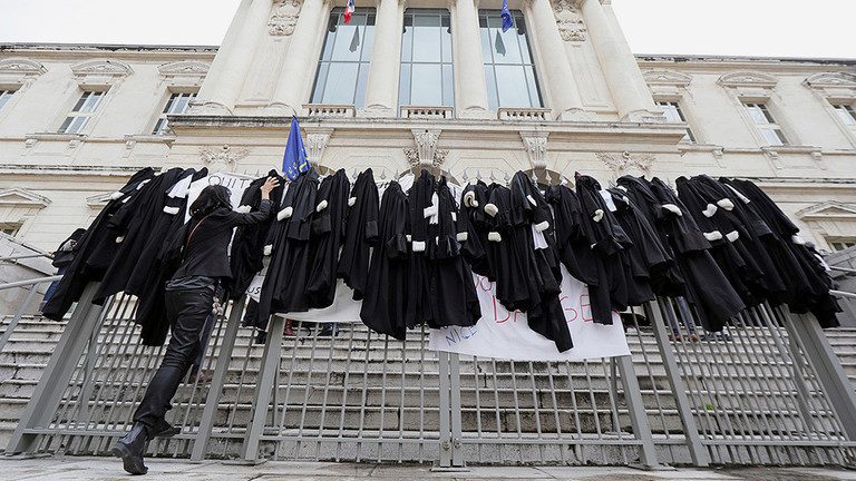 French lawyers throw off their robes to back ongoing STRIKE against pension reform