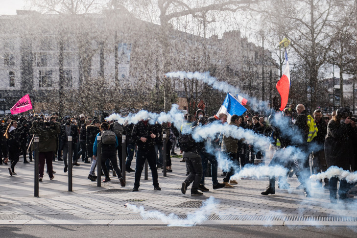 Les forces de l’ordre sont dépassés par les manifestants!‬! Grève de 11 janvier