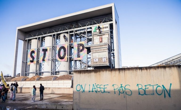 Extinction Rebellion à l’assaut des cimenteries : “Elles exploitent des ressources presque toutes épuisées”