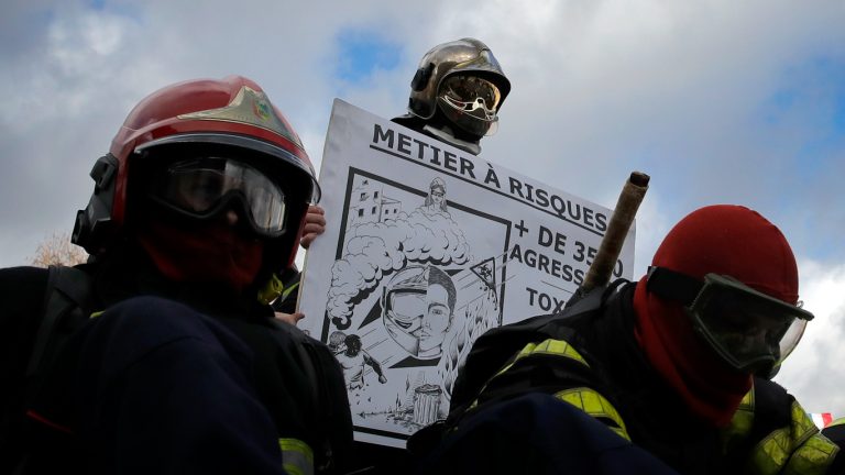 France: Riot Police Beat up Striking Firefighters as Media Looks the Other Way