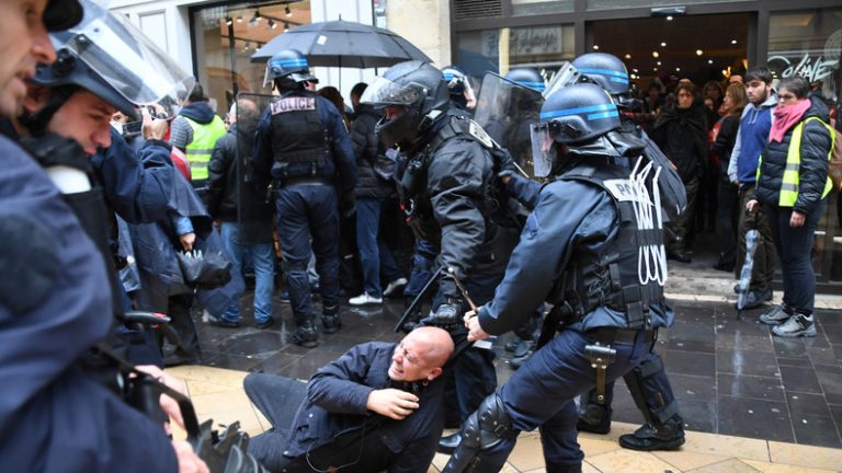Combats de rue et violentes interpellations à Bordeaux : 29 personnes en garde à vue après l’acte 65