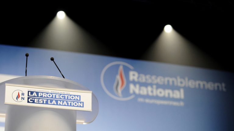 Insultes, bagarres, coupure de courant : des militants perturbent un meeting du RN à Nantes