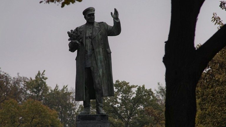 ‘Dark day’ in Prague: Czech authorities use sham ‘no mask’ Covid-19 excuse to tear down monument to Soviet liberator
