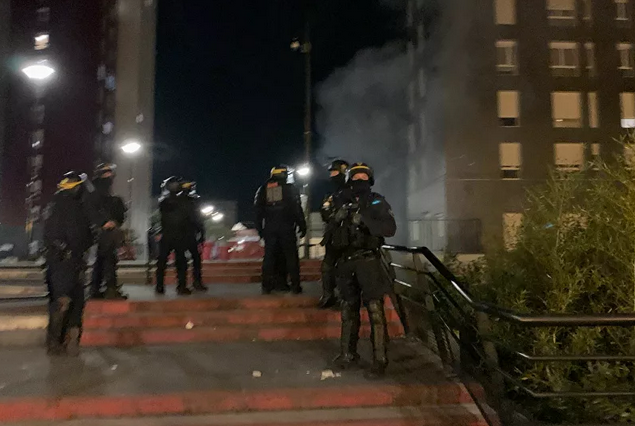 Gaz lacrymogène et heurts dans une manifestation à Paris en soutien aux migrants et aux sans-papiers