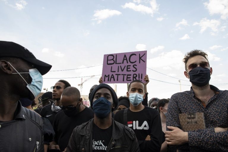 Décoloniaux, banlieusards, gilets jaunes, militants : la vaste mosaïque des participants à la manifestation du comité Adama