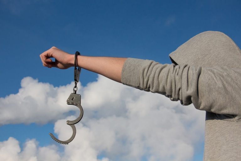 Spain Blocks Sales of Handcuffs, Equipment to Israel Over Human Rights Concerns