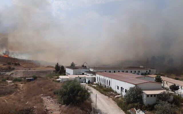 Thousands evacuate as multiple blazes threaten Israeli communities amid heatwave