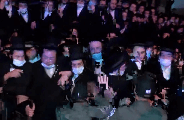 Orthodox Jews defy health protocols & clash with Israeli police at funeral of rabbi who died of Covid-19