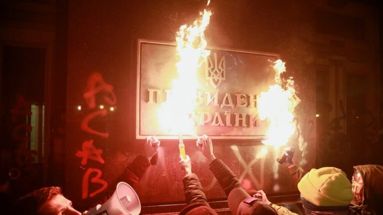 Ukrainian presidential office in Kiev vandalized by radicals protesting against sentence handed to notorious Neo-Nazi leader