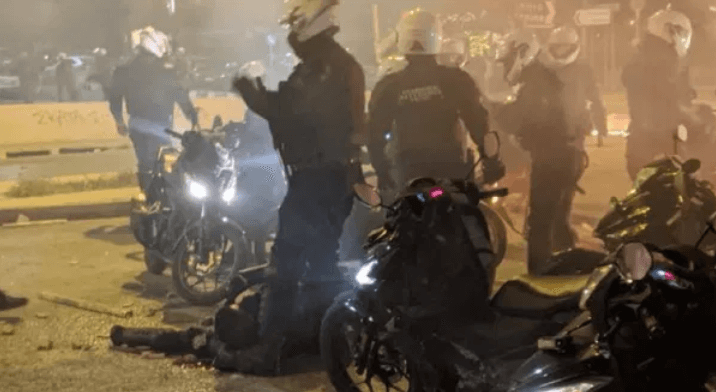 Protesters clash with police in Nea Smyrni, one policeman seriously injured