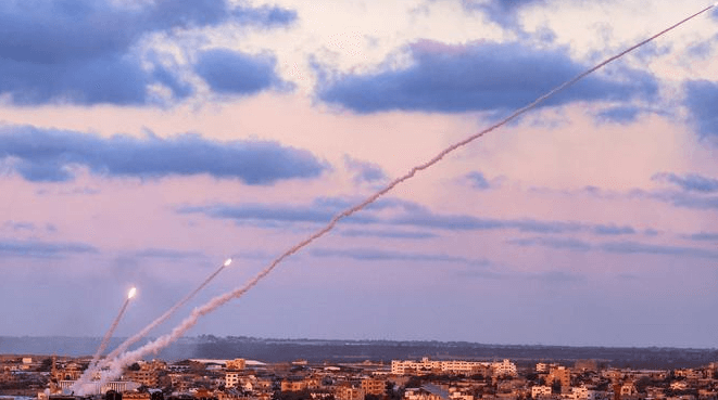 First skirmishes with Lebanon, Biden begs Netanyahu for a ceasefire, Israel bombs Gaza