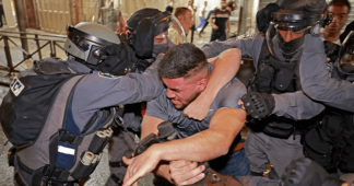 Israeli police attack Palestinian protesters in Jerusalem