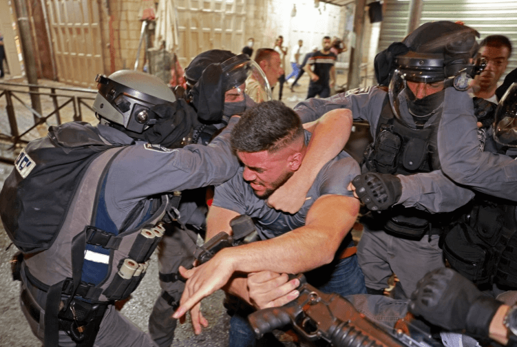 Israeli police attack Palestinian protesters in Jerusalem