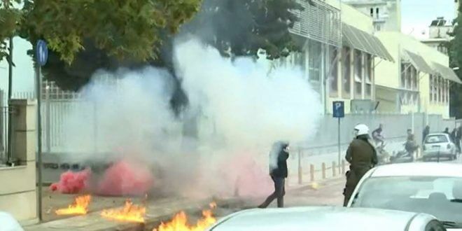 Police fires tear gas at neo-nazi youth in Thessaloniki school (videos)