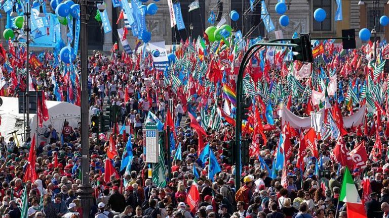 Tens of thousands demonstrate in Rome against fascism