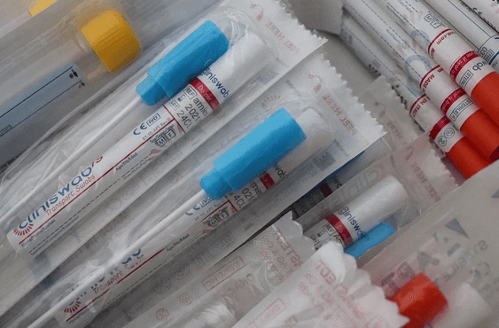 Covid-19 : “il faut rendre les tests à nouveau gratuits”, selon l’épidémiologiste Antoine Flahault