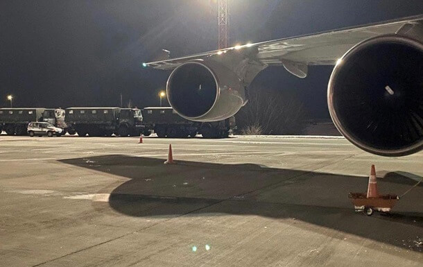Plane with US weapons arrives in Kiev, US Embassy says