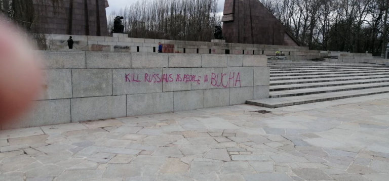 Sowjetisches Ehrenmal geschändet / Soviet Memorial in Berlin desecrated