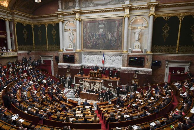 Sur fond d’abstention majoritaire, la NUPES en tête, Macron en difficulté
